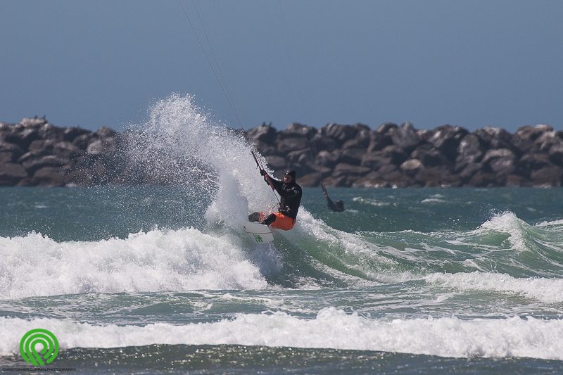 Orange shorts over the wetsuit. Sigh. Oh, nice turn tho!
