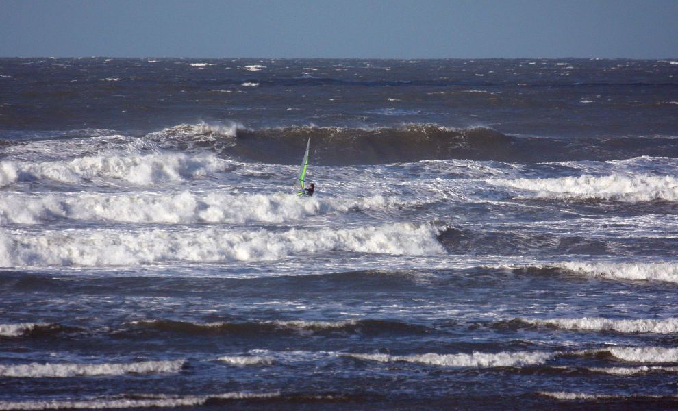 and so the wind continues...
meant to be moving house this weekend..but snuck down to the beach to catch Dan amongst these monsters.
