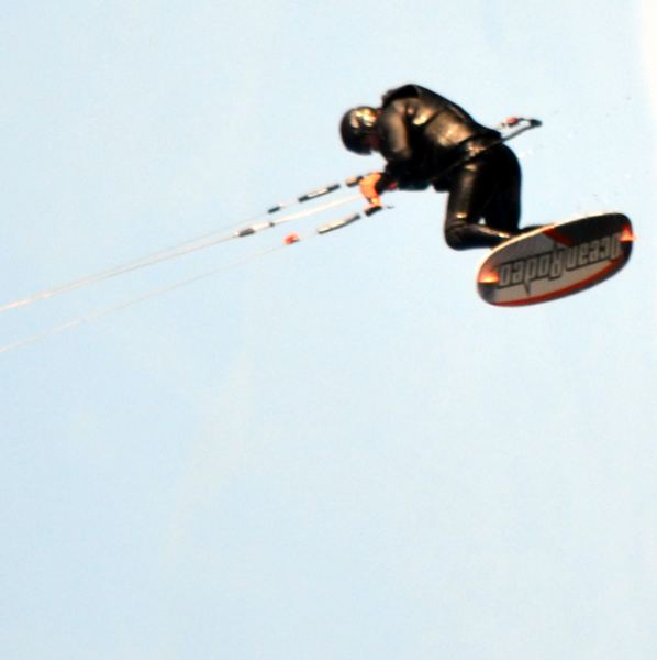 July 23 Cook St session.
Amazing mega loops by Todd and Paul in such light wind. Reece charging on his turns ;-)
