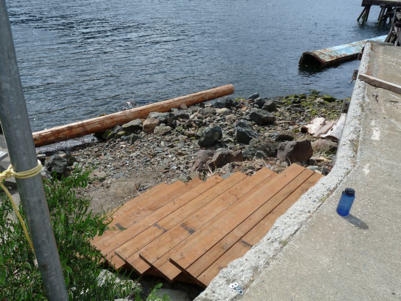 Newstairs@www
New stairs and a smoother access to the water....except for that log;)
