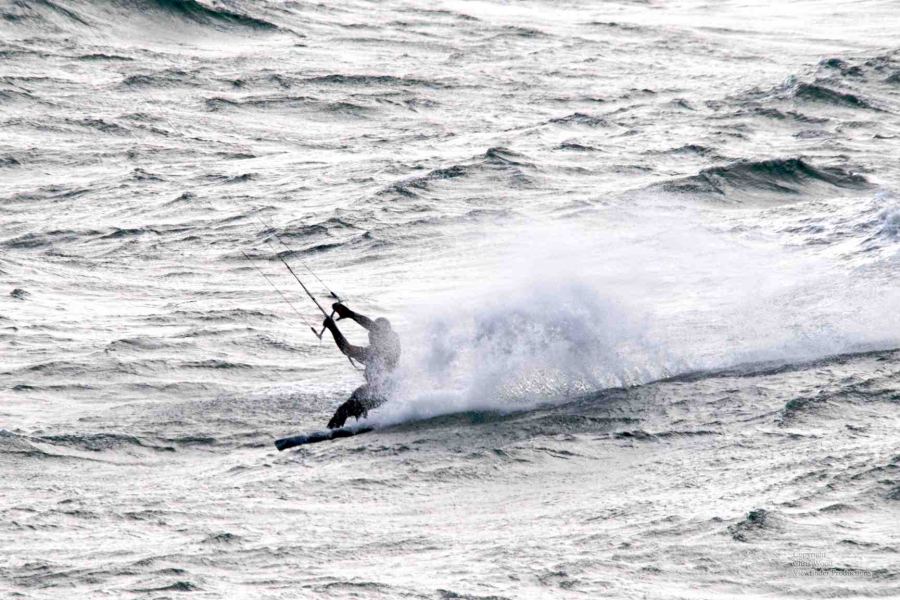 Tight turn
Keywords: Kiteboard wind waves