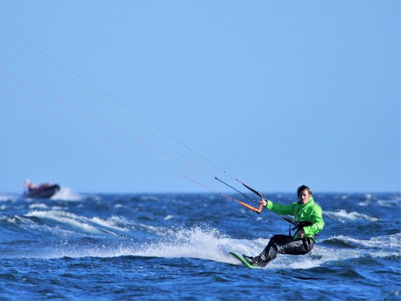 Dallas Road - Sept 22nd
My first go at kiteboarding pics.  Shot with a Canon 100-400mm adapted to a Panasonic GX8.  All manual focus.

@gwydionjhr on Instagram
